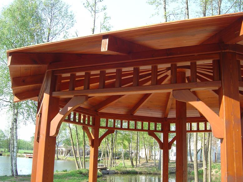 Detail řezbářské práce na altánu
